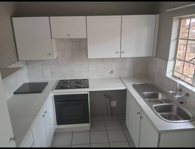 2 BEDROOM TOWNHOUSE FOR SALE IN ROOIHUISKRAAL NORTH